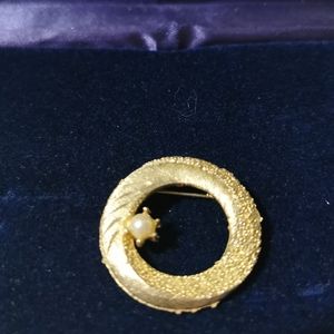 Vintage Brooch with real Peal